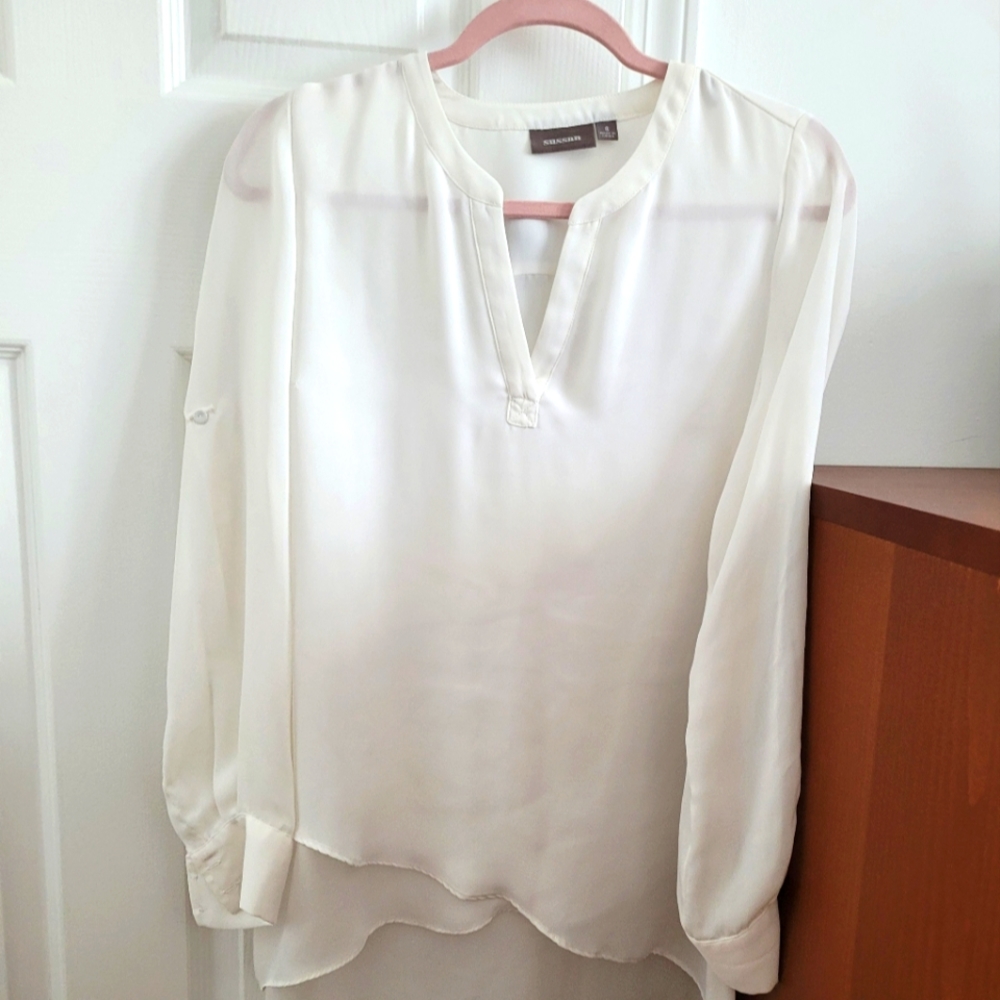 Womens white layered flowing chiffon adjustable sleeve. Size M ( 8 - 10 )